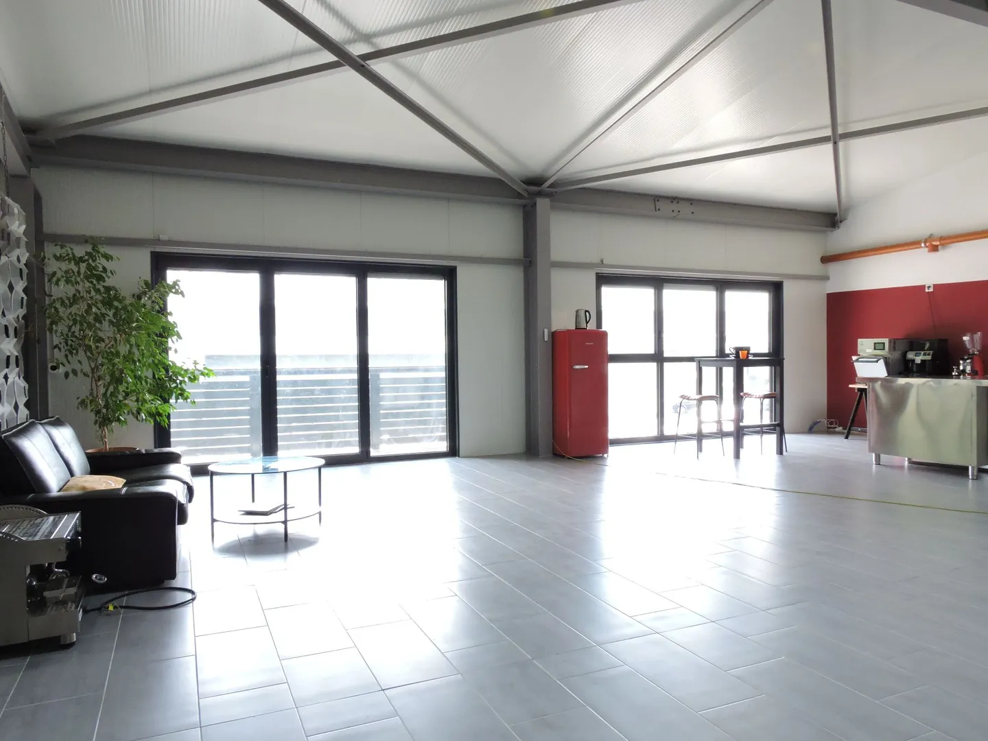 Bureau Contemporain à Louer - Photo 2 sur 4