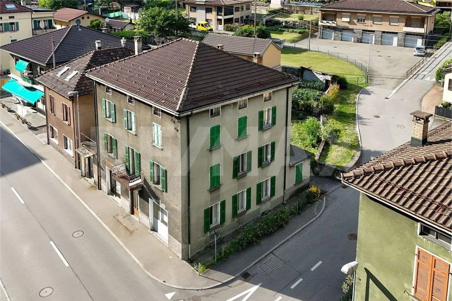 Casa plurifamiliare con grande potenziale di ristrutturazione - Photo 1 of 13
