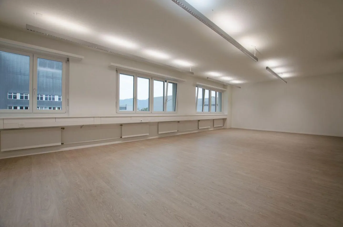 Attractive office spaces from 56m2 to 255m2 - Photo 4 of 8