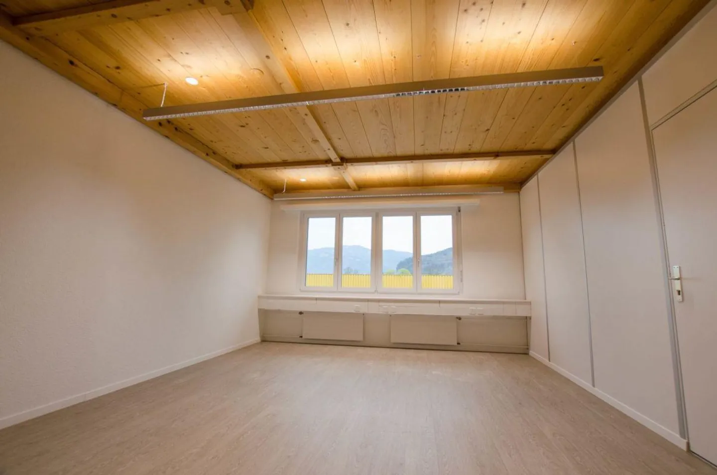 Attractive office spaces from 56m2 to 255m2 - Photo 5 of 8