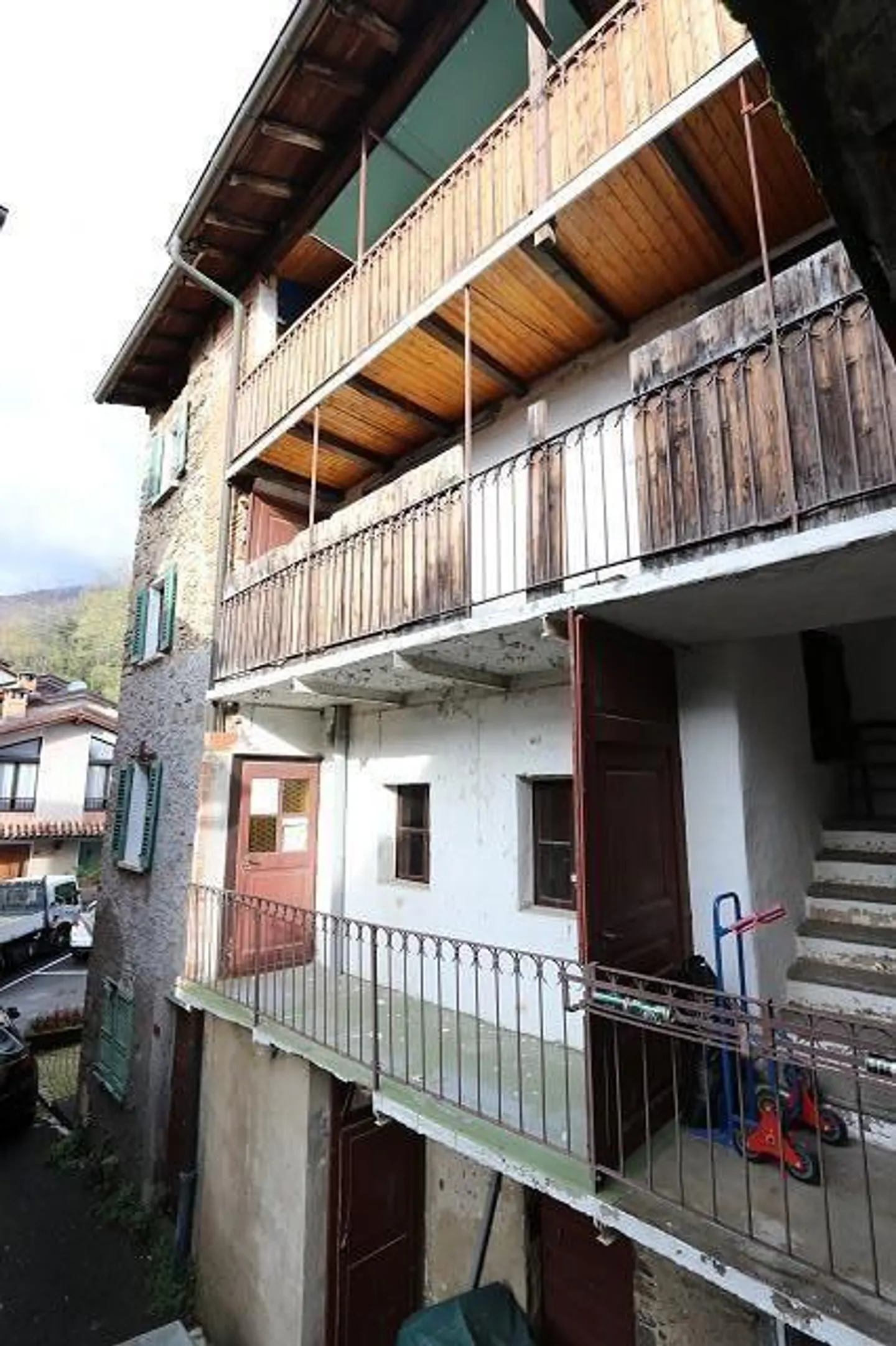 Casa di 5 locali nel nucleo da ristrutturare - Foto 17 di 19