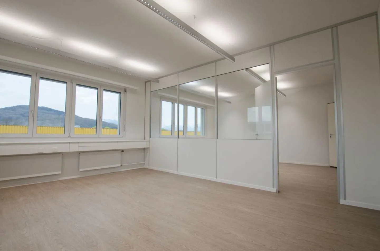 Attractive office spaces from 56m2 to 255m2 - Photo 3 of 8