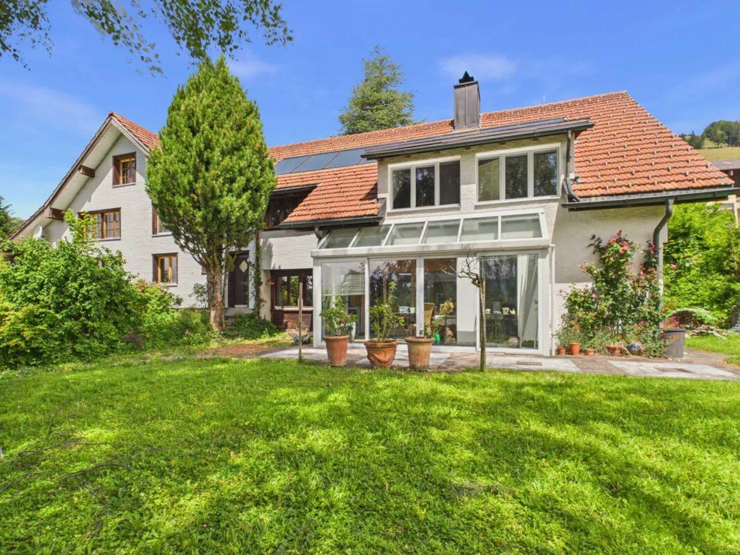 Casa bifamiliare con grande giardino e terreno prativo - Foto 1 di 13