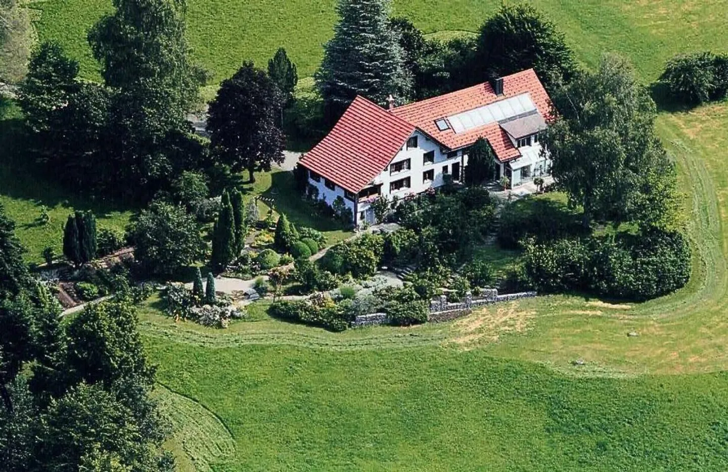 Casa bifamiliare con grande giardino e terreno prativo - Foto 2 di 13