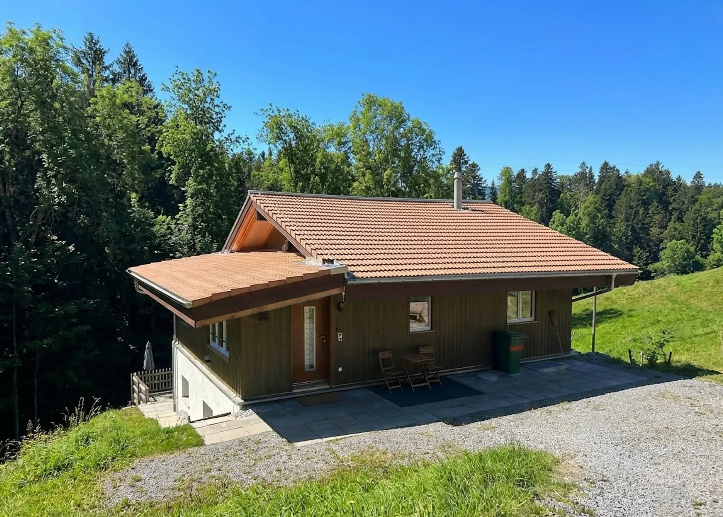 Modern Family Home in Goldiwil - Photo 3 of 13