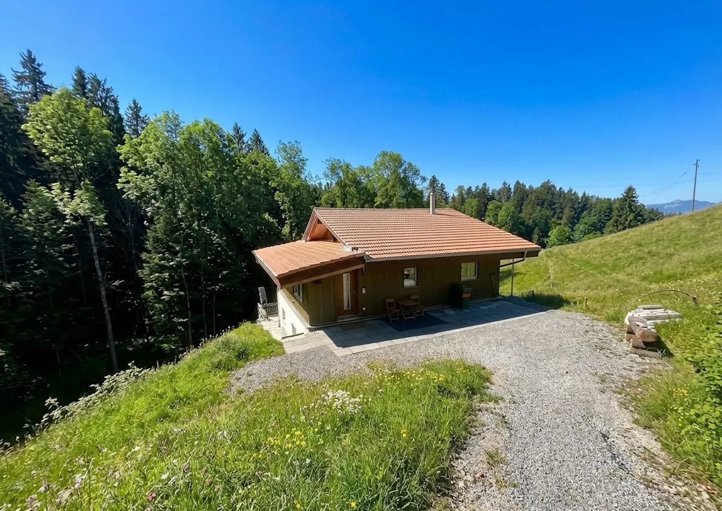 Modern Family Home in Goldiwil - Photo 4 of 13