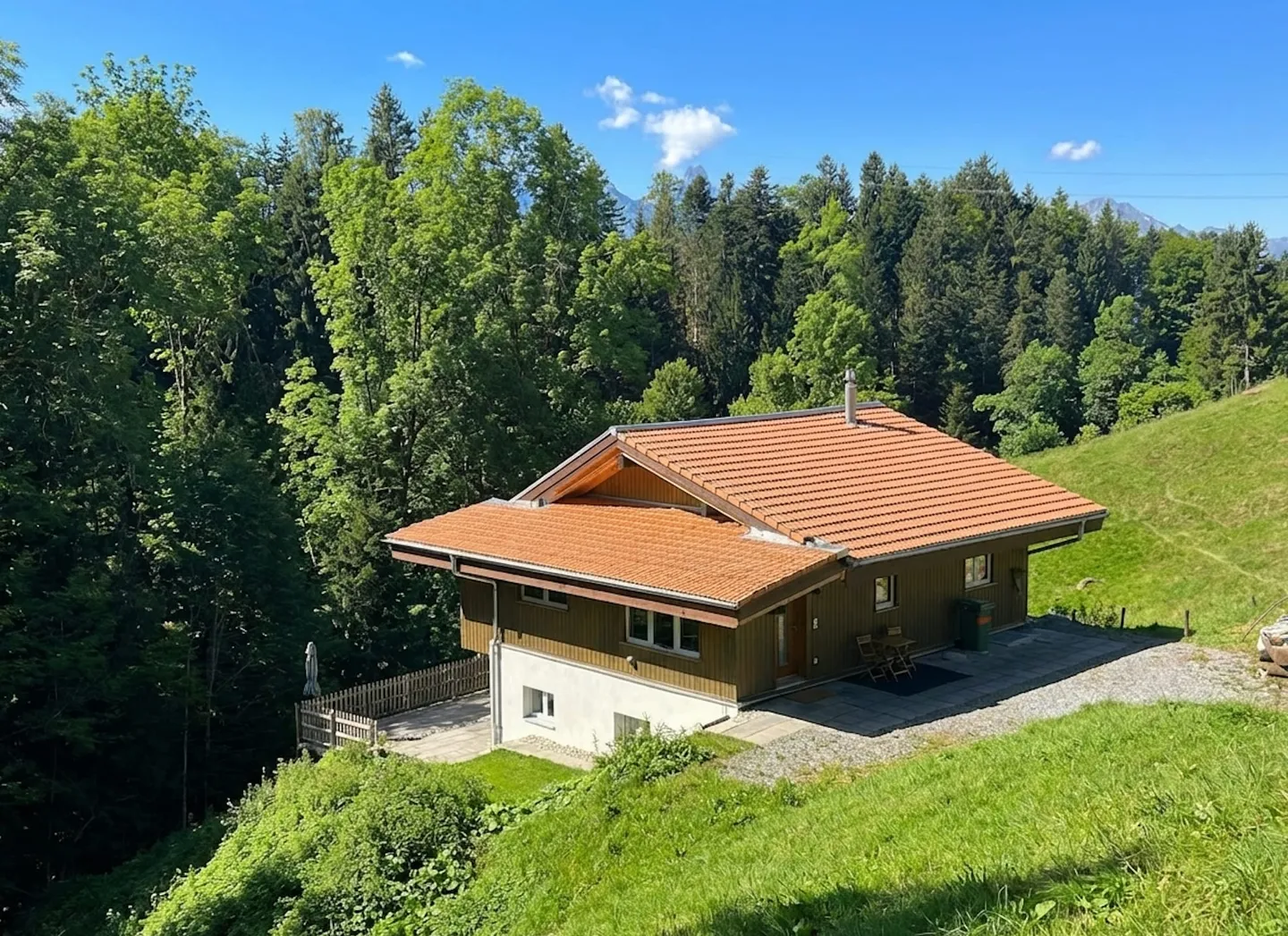 Modern Family Home in Goldiwil - Photo 2 of 13