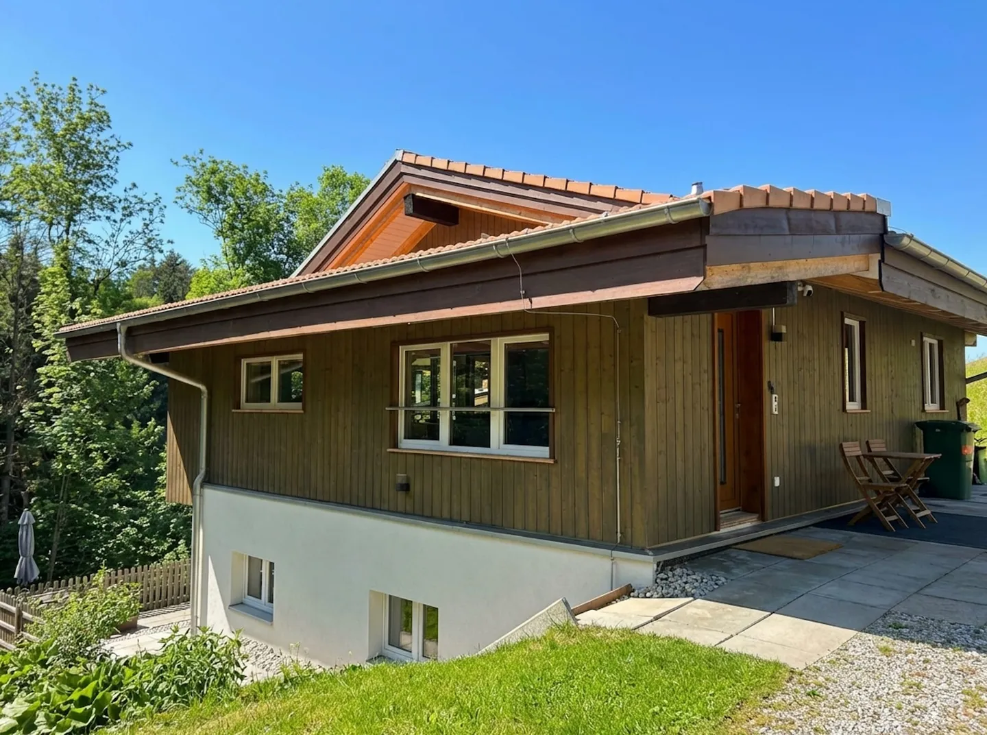 Modern Family Home in Goldiwil - Photo 5 of 13