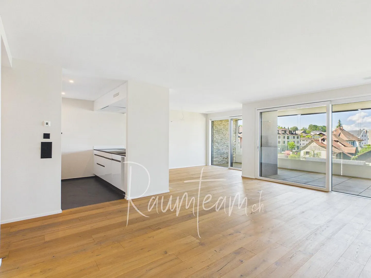 Style meets Space: Bright 5.5 Room Apartment with a View - Photo 5 of 16
