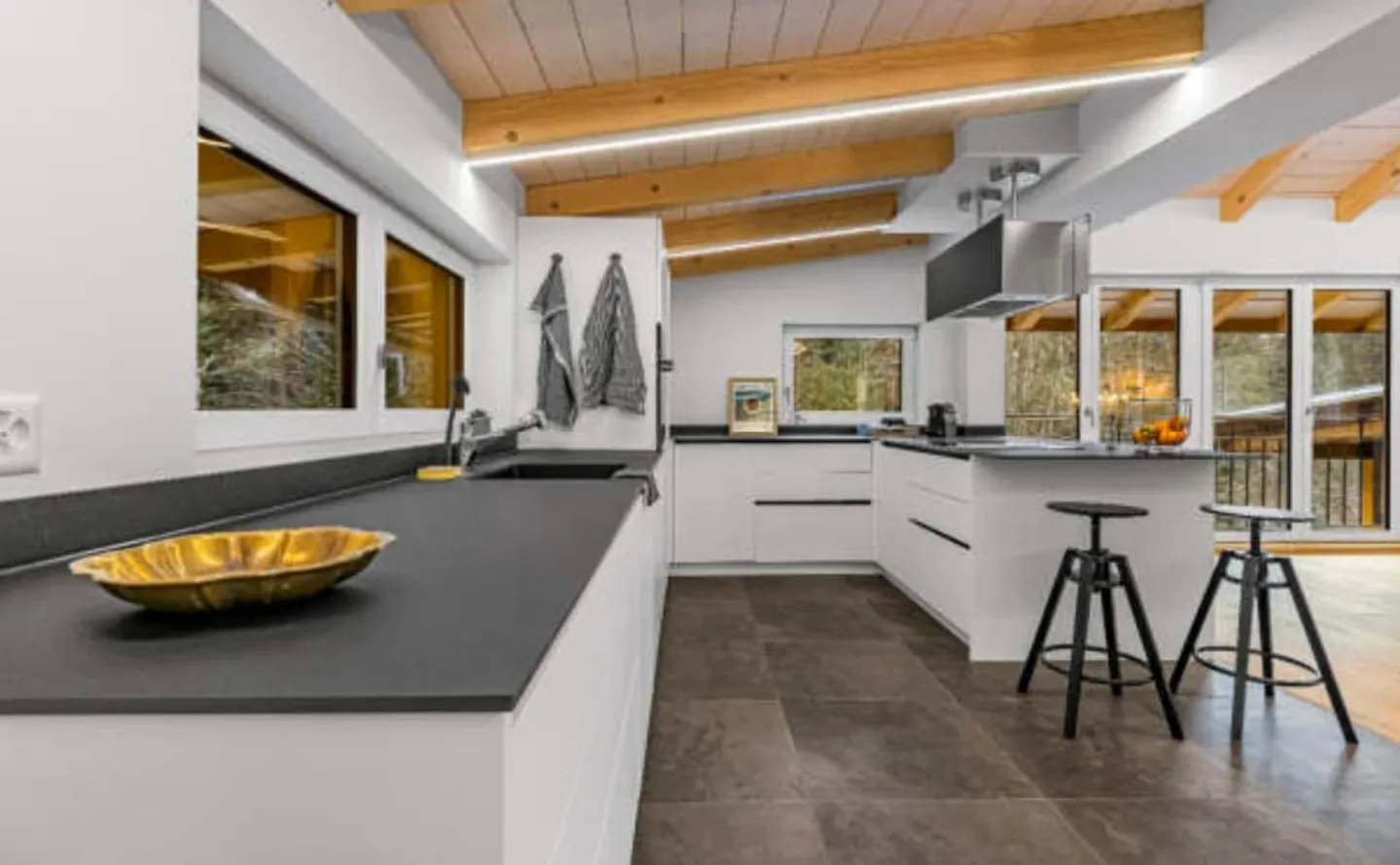 Modern Family Home in Goldiwil - Photo 7 of 13