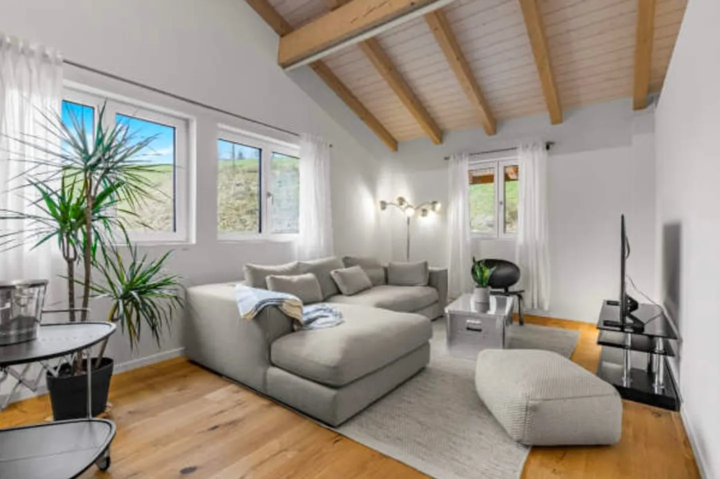 Modern Family Home in Goldiwil - Photo 9 of 13