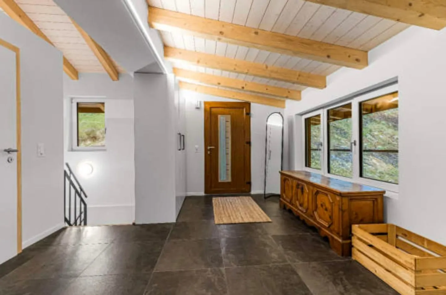 Modern Family Home in Goldiwil - Photo 10 of 13