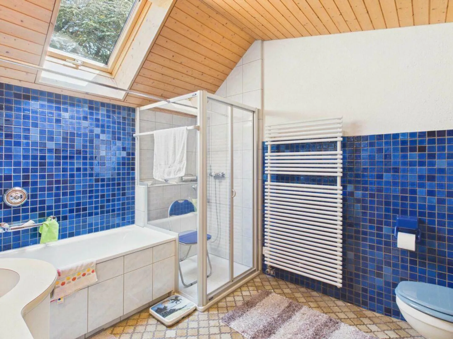 Casa bifamiliare con grande giardino e terreno prativo - Foto 8 di 13