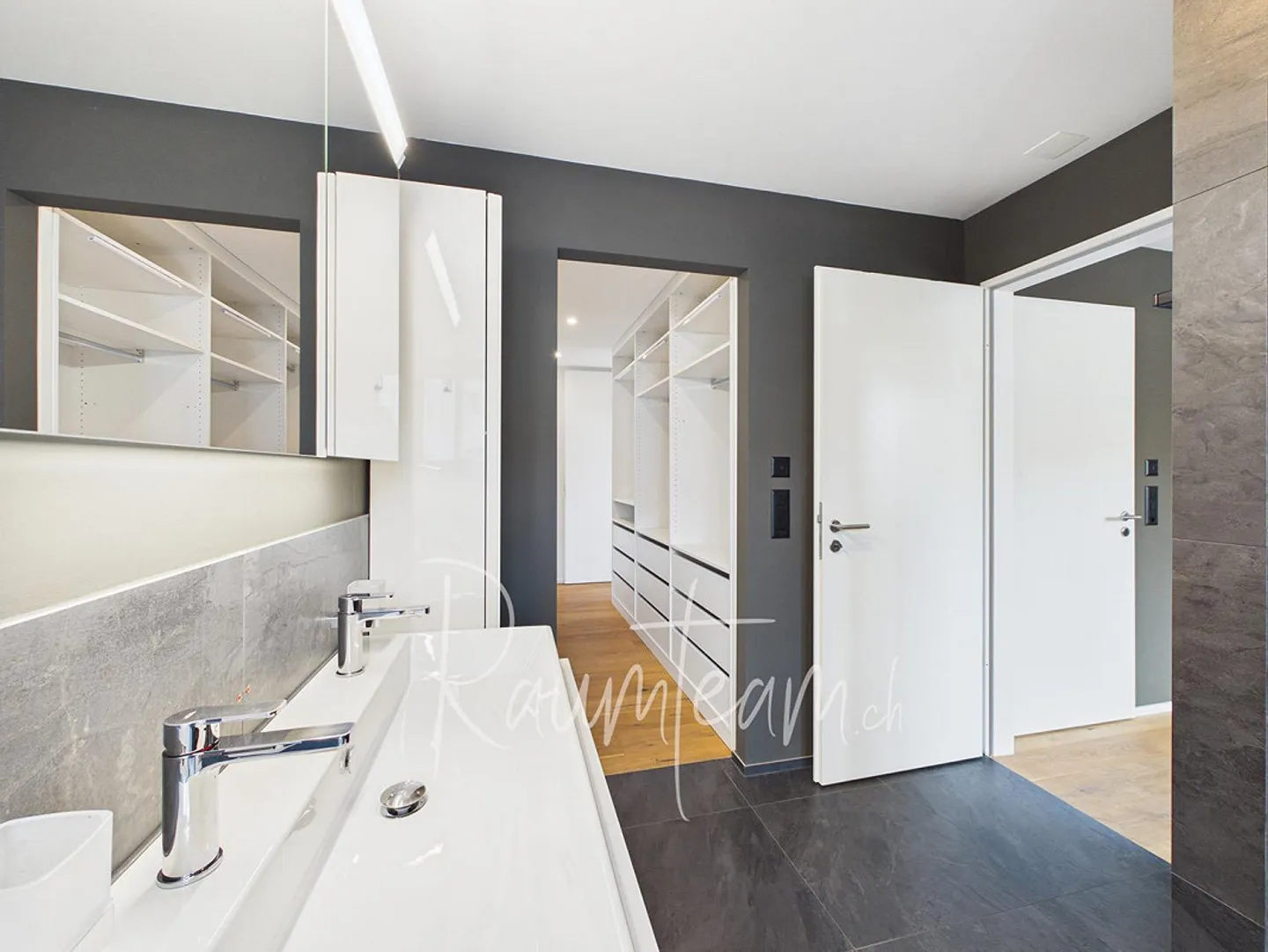 Style meets Space: Bright 5.5 Room Apartment with a View - Photo 10 of 16