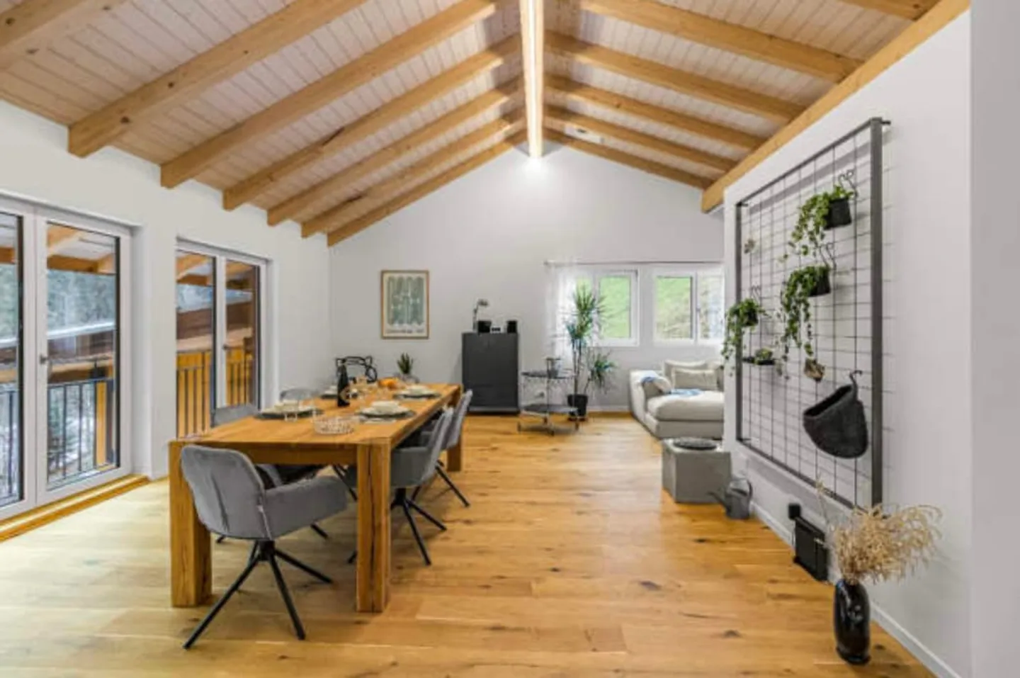 Modern Family Home in Goldiwil - Photo 8 of 13