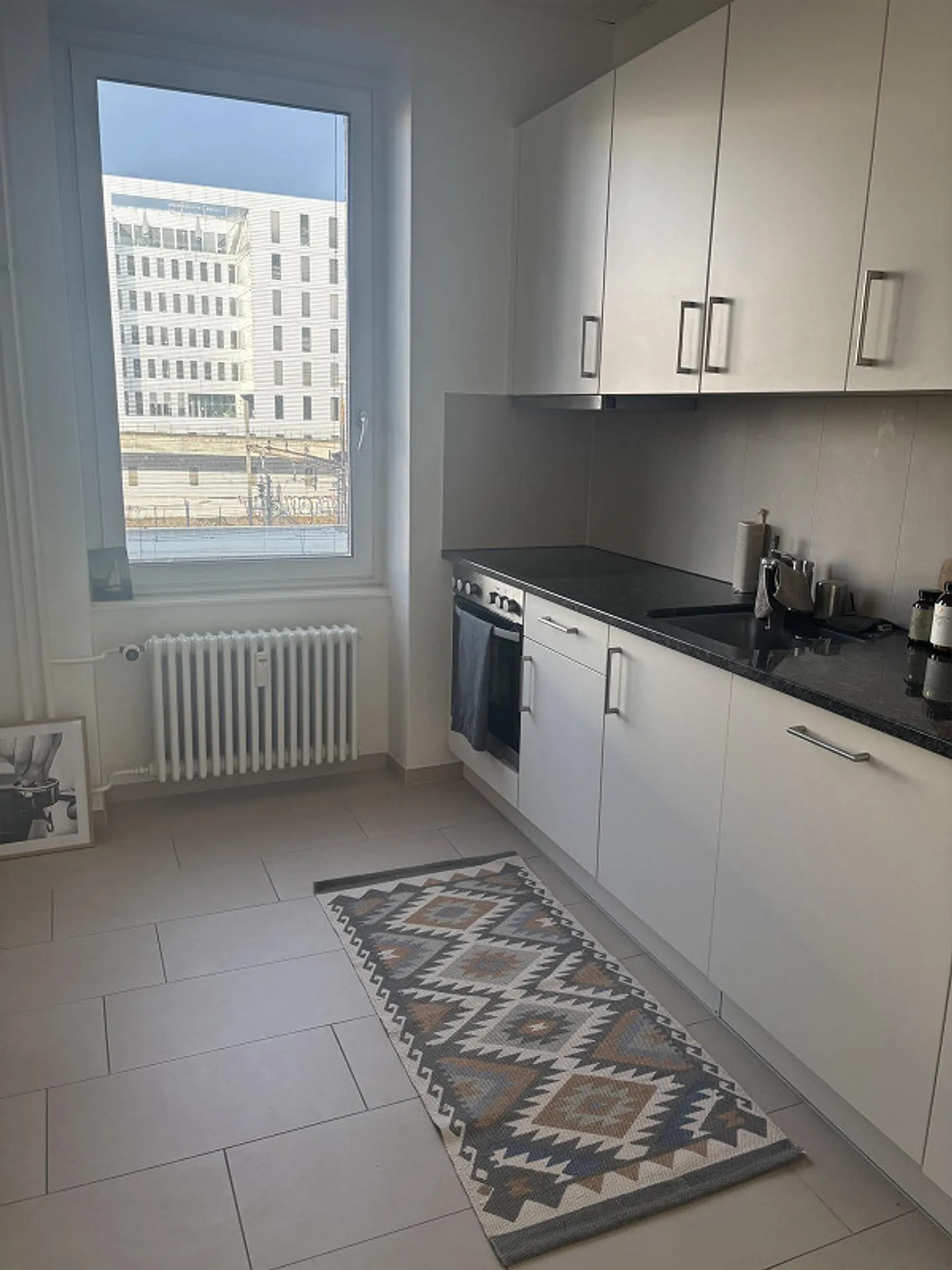 Appartamento ristrutturato di 2,5 stanze in un vecchio edificio a Gundeli vicino alla SBB - Foto 4 di 7