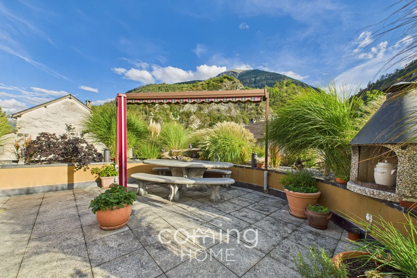 Maison multifamiliale attrayante avec grand espace commercial et trois appartements modernisés à Turtmann - Photo 2 sur 23