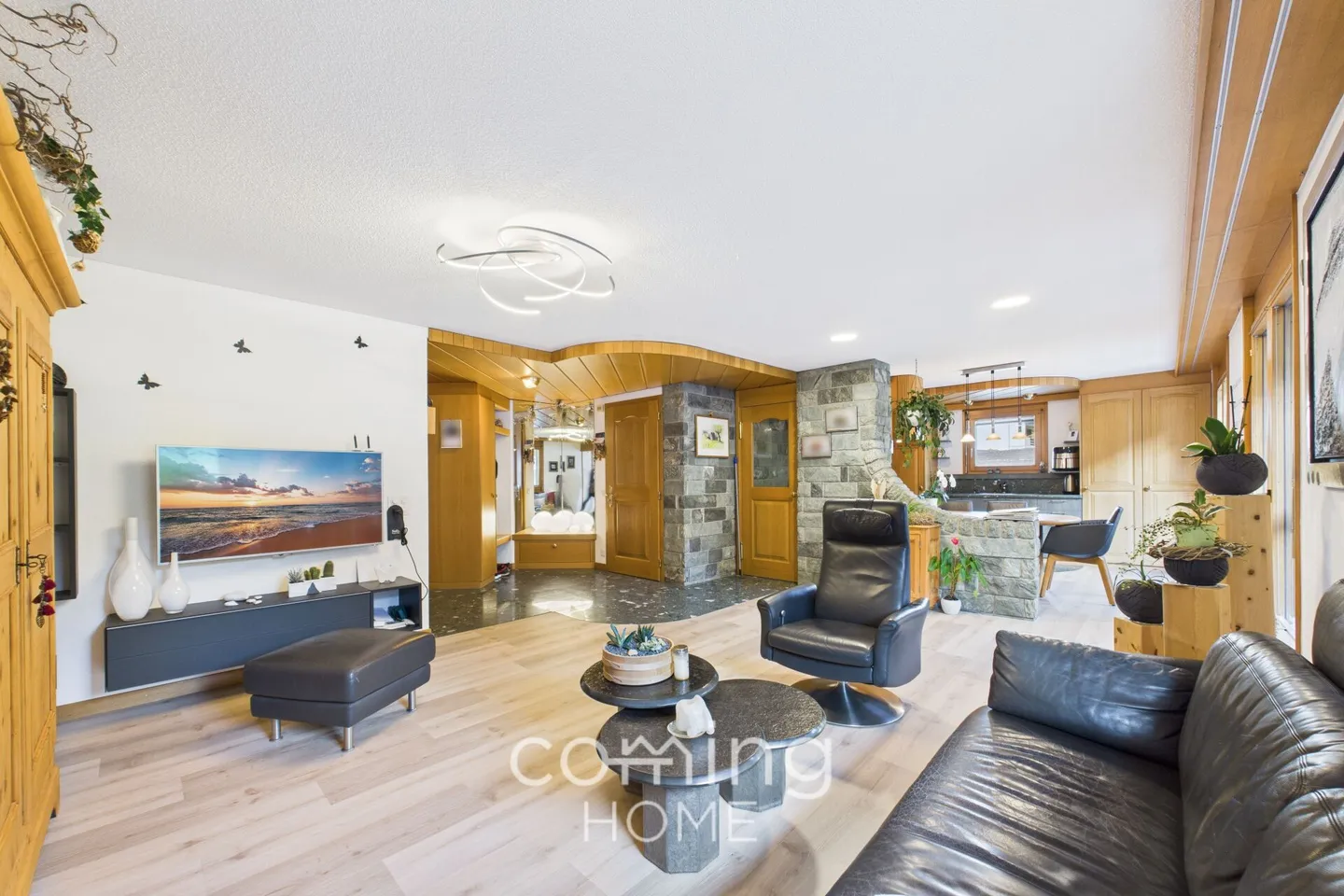 Maison multifamiliale attrayante avec grand espace commercial et trois appartements modernisés à Turtmann - Photo 3 sur 23