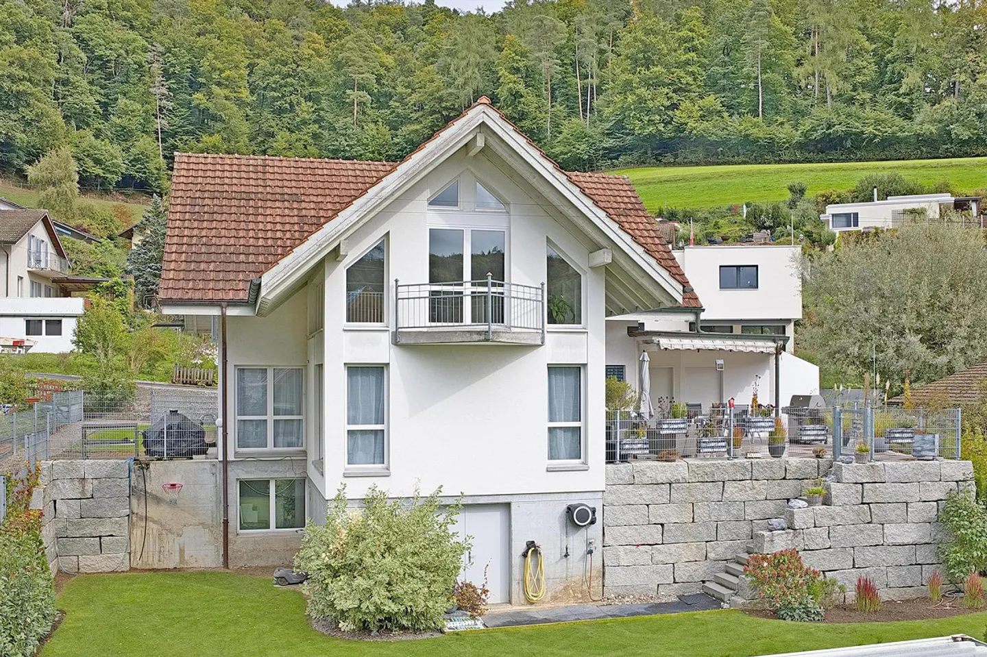 Maison individuelle moderne de 6½ pièces dans un emplacement ensoleillé avec vue dégagée ! - Photo 1 sur 29