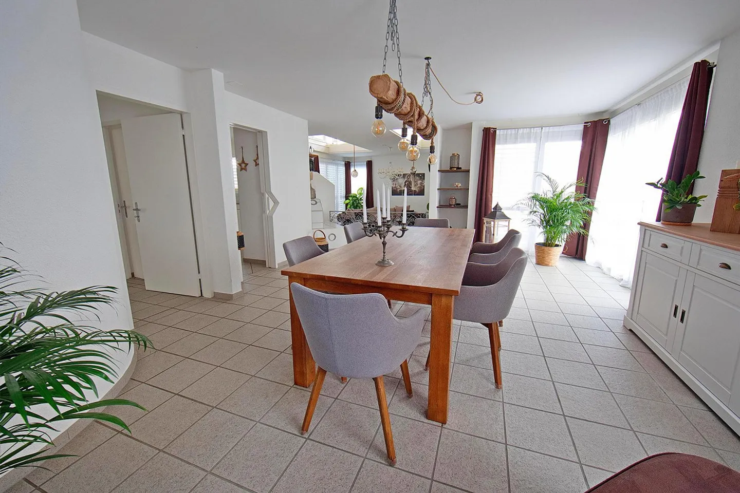 Maison individuelle moderne de 6½ pièces dans un emplacement ensoleillé avec vue dégagée ! - Photo 3 sur 29