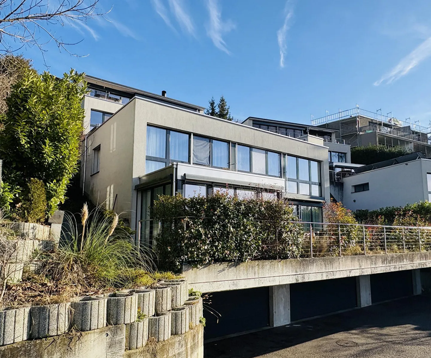 Maison individuelle lumineuse avec vue panoramique fantastique avec garage double et ascenseur - Photo 1 sur 14