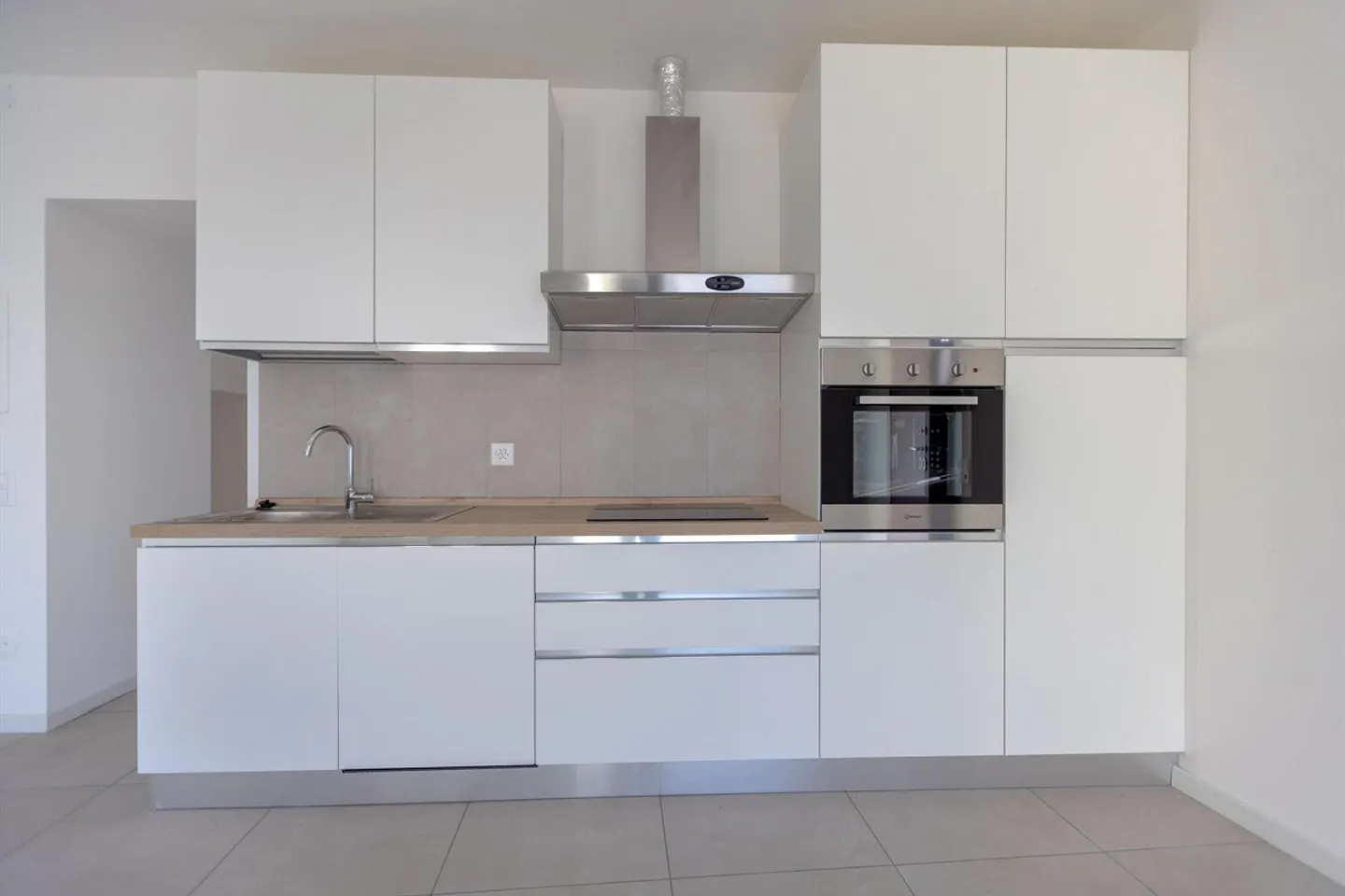 SPACIOUS AND BRIGHT STUDIO ON THE GROUND FLOOR IN CAPOLAGO - Photo 3 of 9