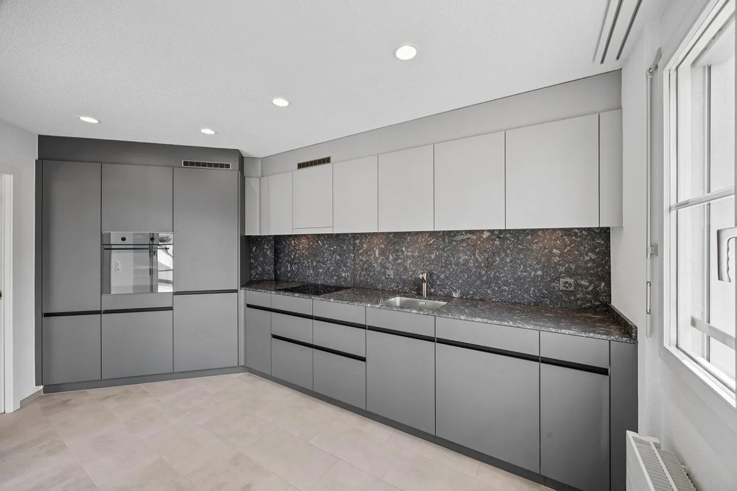 Appartement sous les toits spacieux - Première location après rénovation - Photo 3 sur 11