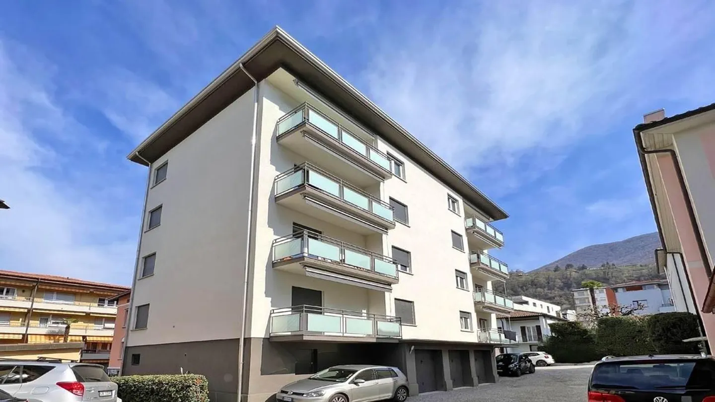 APPARTEMENT 3.5 PIÈCES AU 4E ET DERNIER ÉTAGE AVEC VUE SUR LES MONTAGNES - Photo 1 sur 12