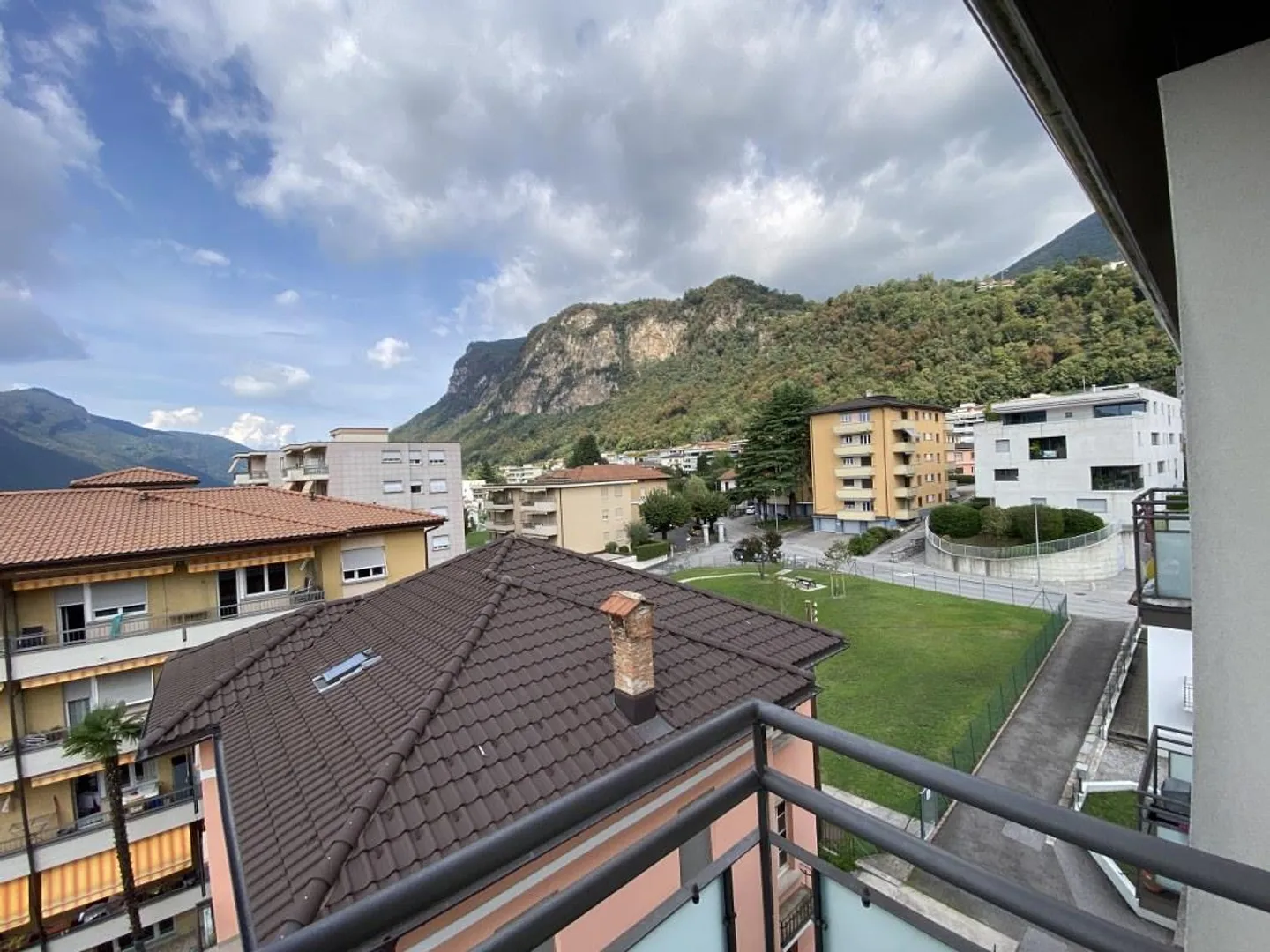 APPARTEMENT 3.5 PIÈCES AU 4E ET DERNIER ÉTAGE AVEC VUE SUR LES MONTAGNES - Photo 2 sur 12
