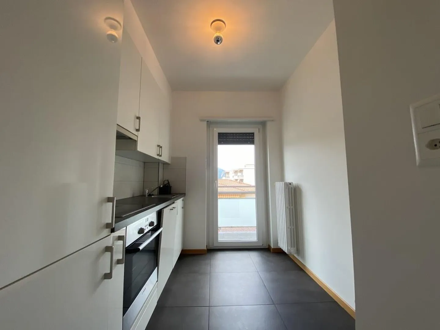APPARTEMENT 3.5 PIÈCES AU 4E ET DERNIER ÉTAGE AVEC VUE SUR LES MONTAGNES - Photo 3 sur 12