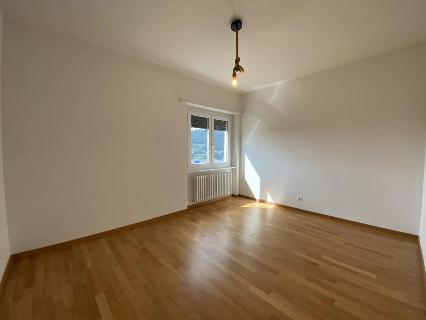 APPARTEMENT 3.5 PIÈCES AU 4E ET DERNIER ÉTAGE AVEC VUE SUR LES MONTAGNES - Photo 6 sur 12