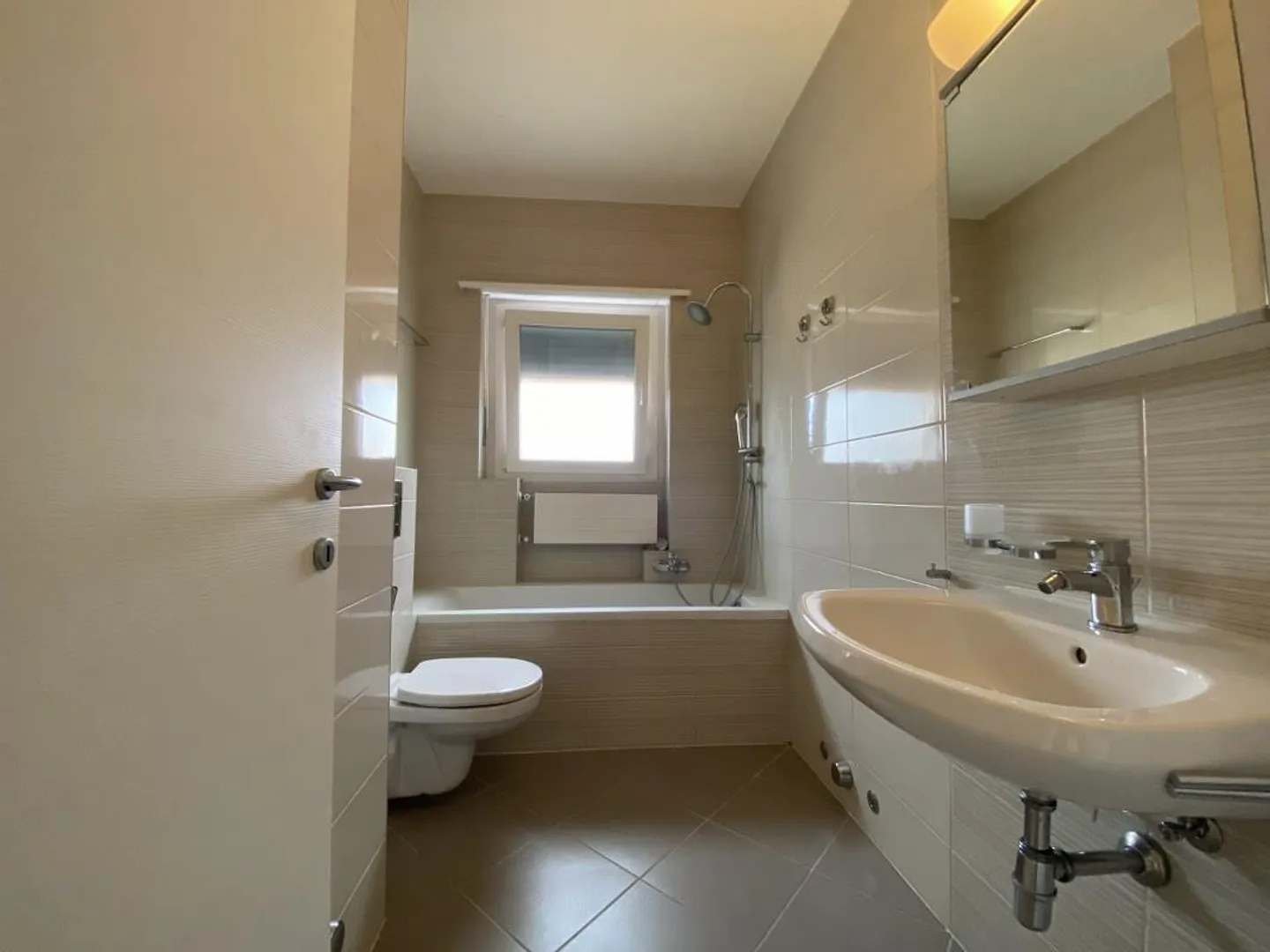 APPARTEMENT 3.5 PIÈCES AU 4E ET DERNIER ÉTAGE AVEC VUE SUR LES MONTAGNES - Photo 8 sur 12