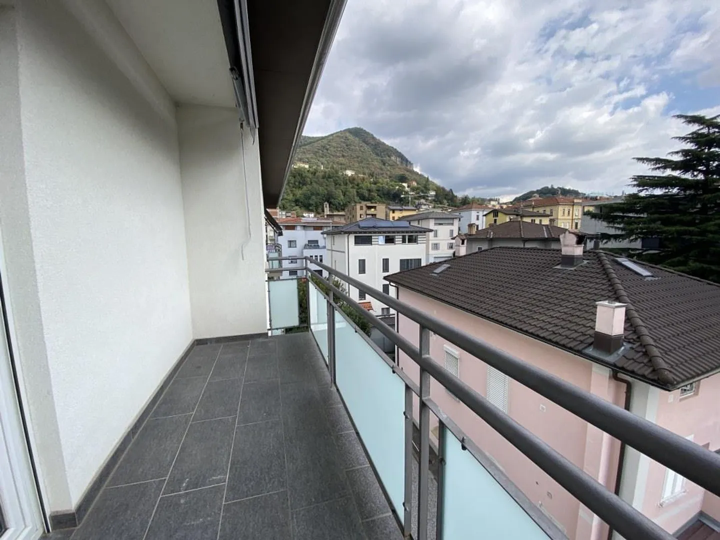 APPARTEMENT 3.5 PIÈCES AU 4E ET DERNIER ÉTAGE AVEC VUE SUR LES MONTAGNES - Photo 9 sur 12
