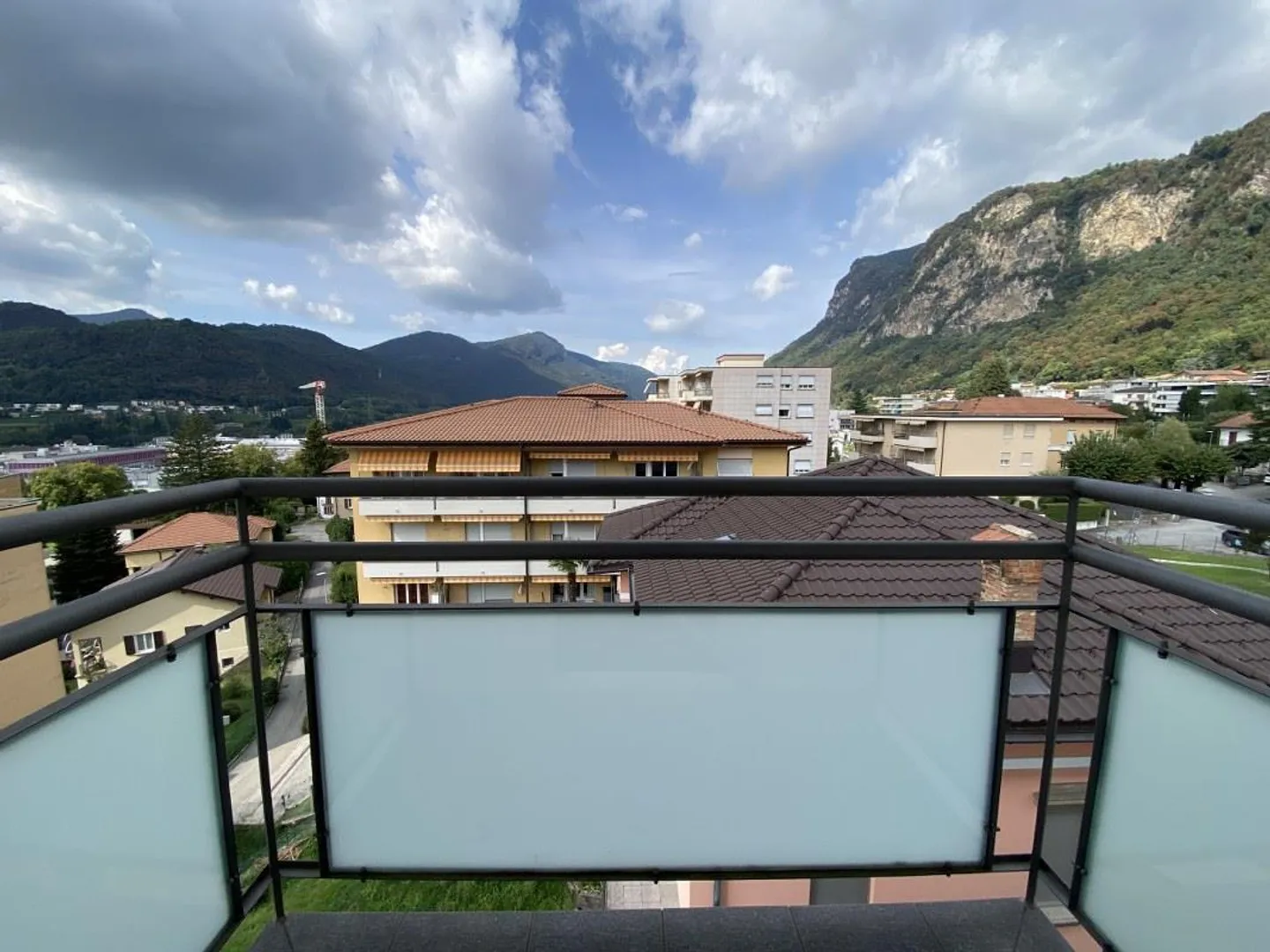 APPARTEMENT 3.5 PIÈCES AU 4E ET DERNIER ÉTAGE AVEC VUE SUR LES MONTAGNES - Photo 10 sur 12