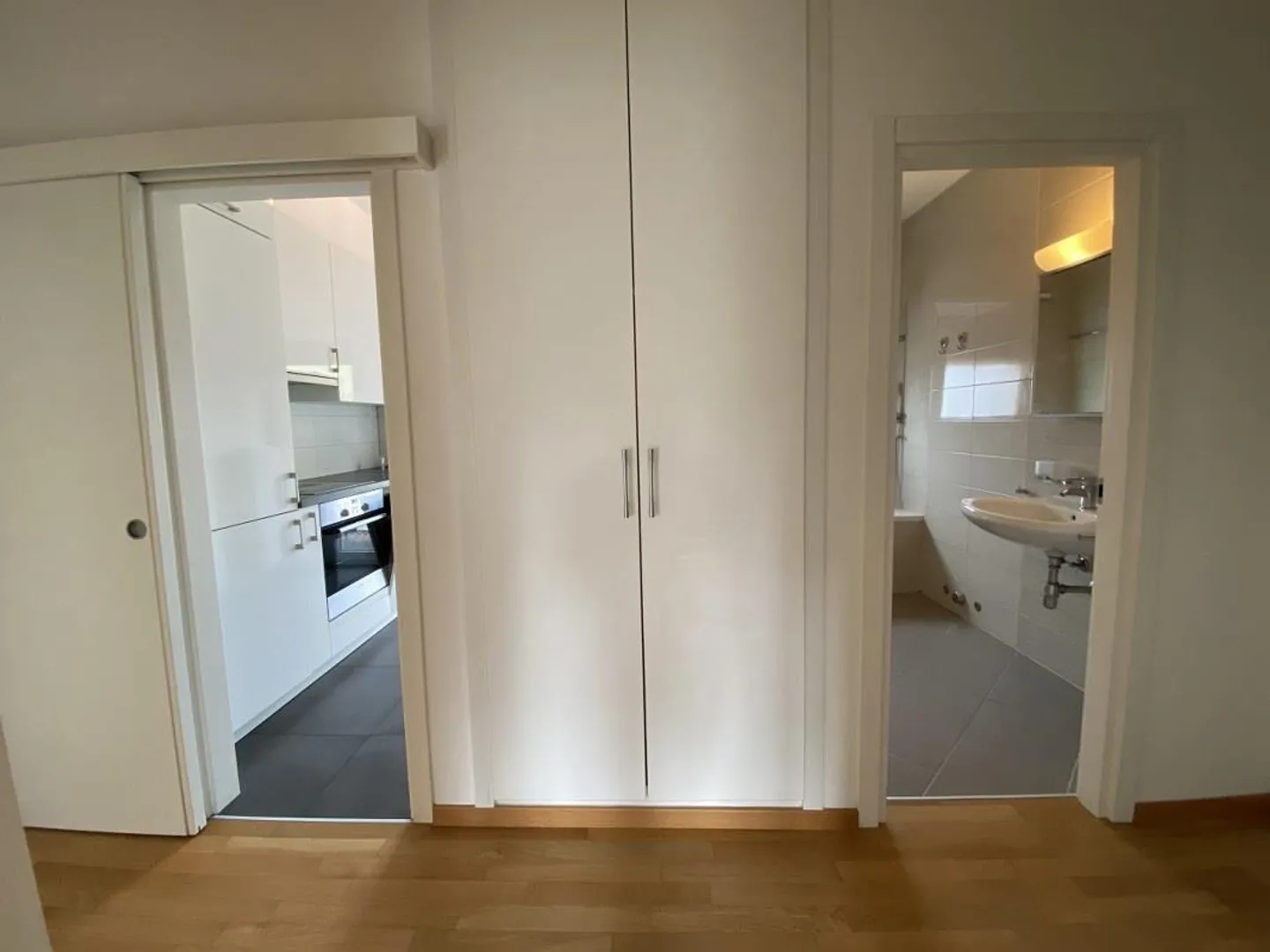 APPARTEMENT 3.5 PIÈCES AU 4E ET DERNIER ÉTAGE AVEC VUE SUR LES MONTAGNES - Photo 4 sur 12