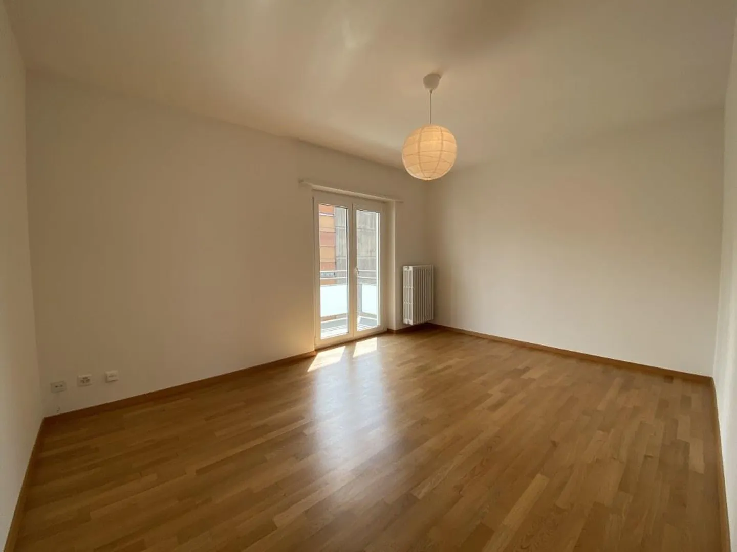 APPARTEMENT 3.5 PIÈCES AU 4E ET DERNIER ÉTAGE AVEC VUE SUR LES MONTAGNES - Photo 5 sur 12