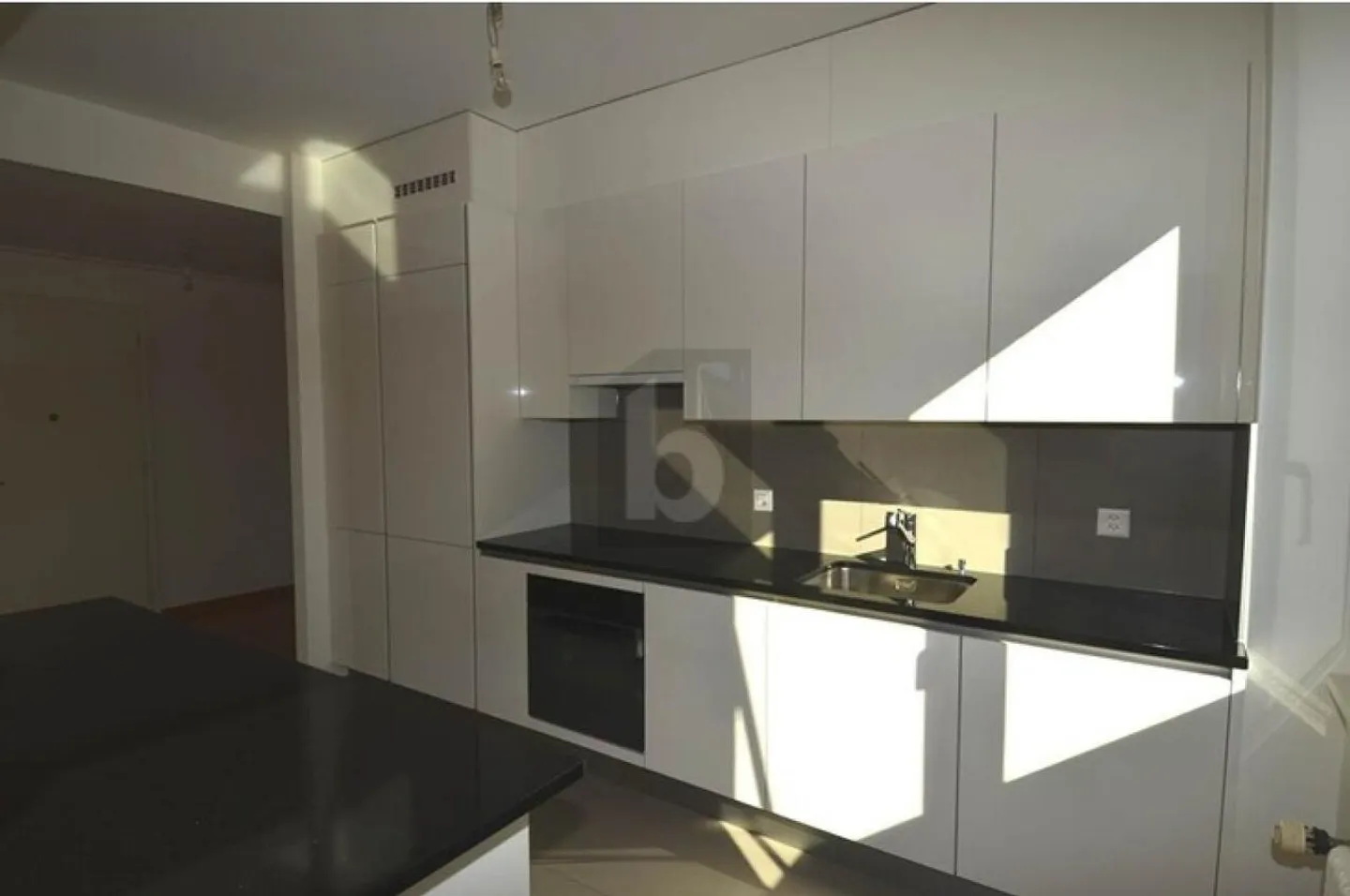 SOUS-GARE AVEC BALCON - Foto 3 von 6