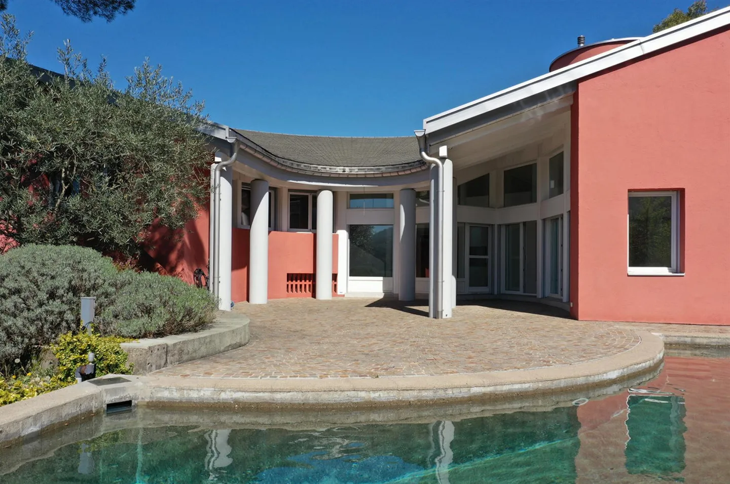 Architektonische Villa mit Panoramablick - Foto 1 von 17