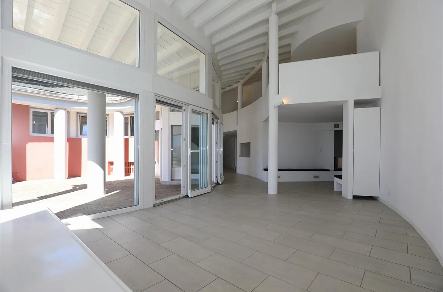 Architektonische Villa mit Panoramablick - Foto 7 von 17