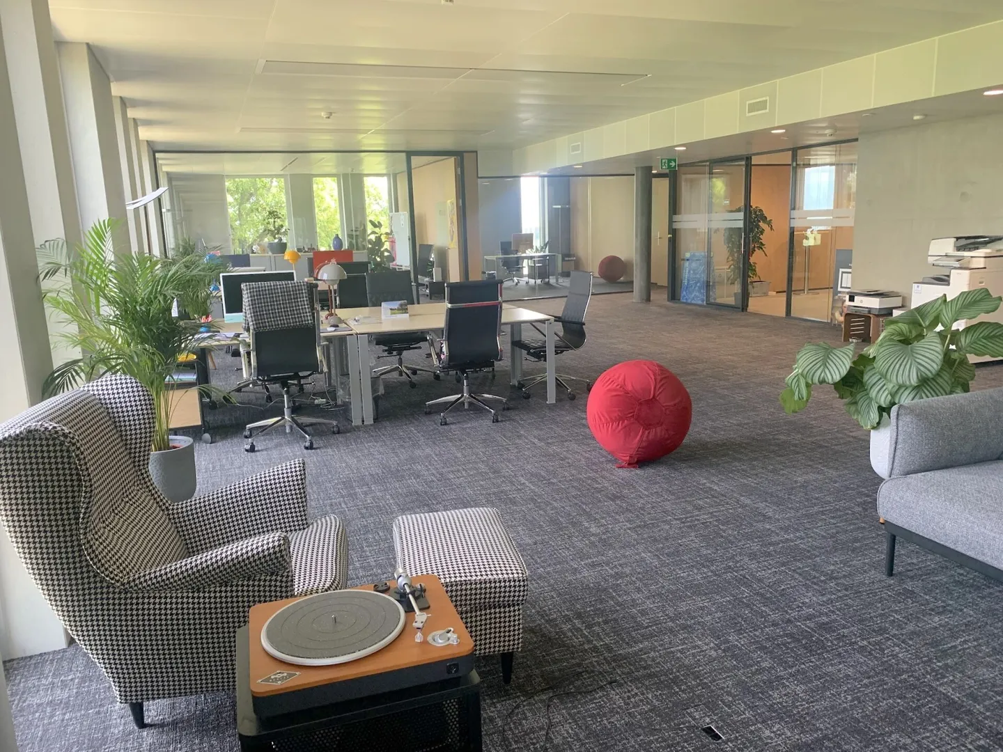 Minergie-Gebäude, Büros, teilbar 450 m2 Plug & Play mit Aussicht und Terrasse zu vermieten - Foto 4 von 12