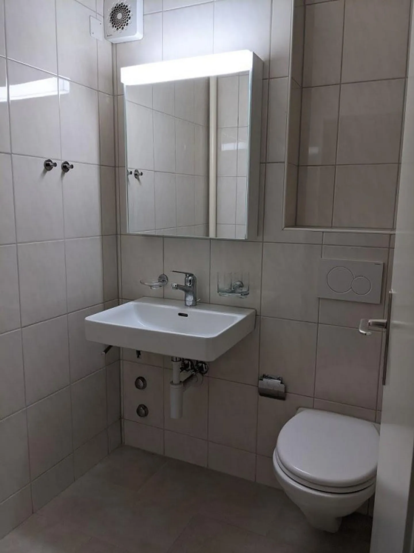 Appartement rénové 3.5 pièces avec terrasse dans le vieux village - Photo 3 sur 10