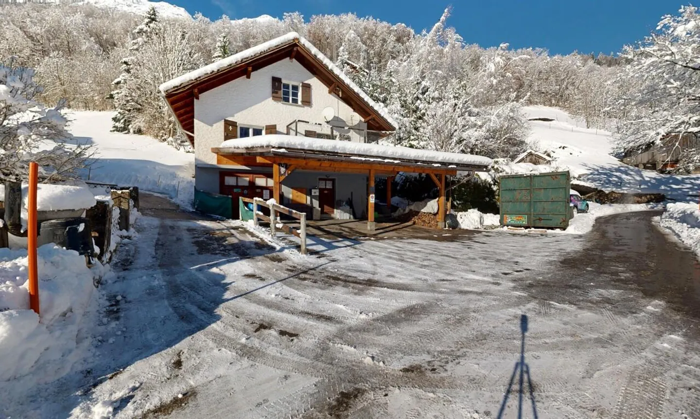 Maison charmante avec jardin à Jaun - Photo 2 sur 11