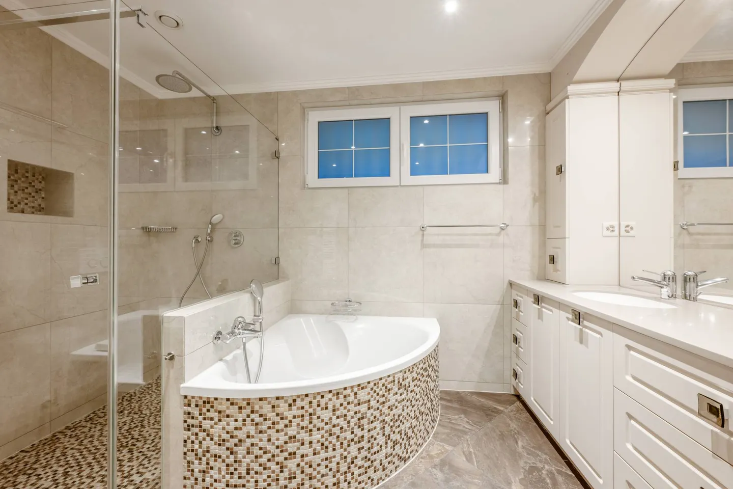 Master Property with Panoramic View of the Lake - Photo 10 of 13