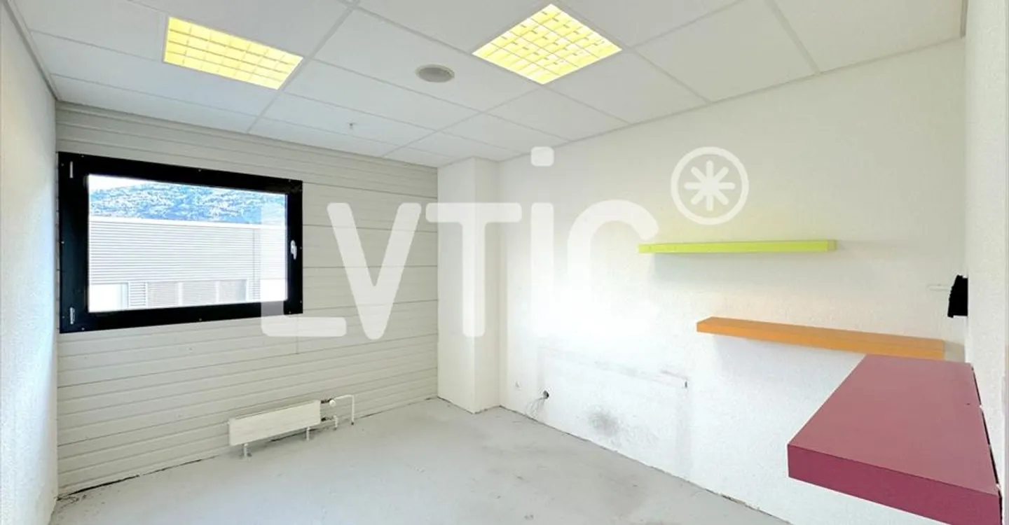 Showroom et bureaux spacieux - Photo 4 sur 9