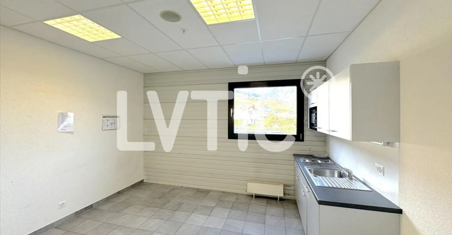 Showroom et bureaux spacieux - Photo 5 sur 9