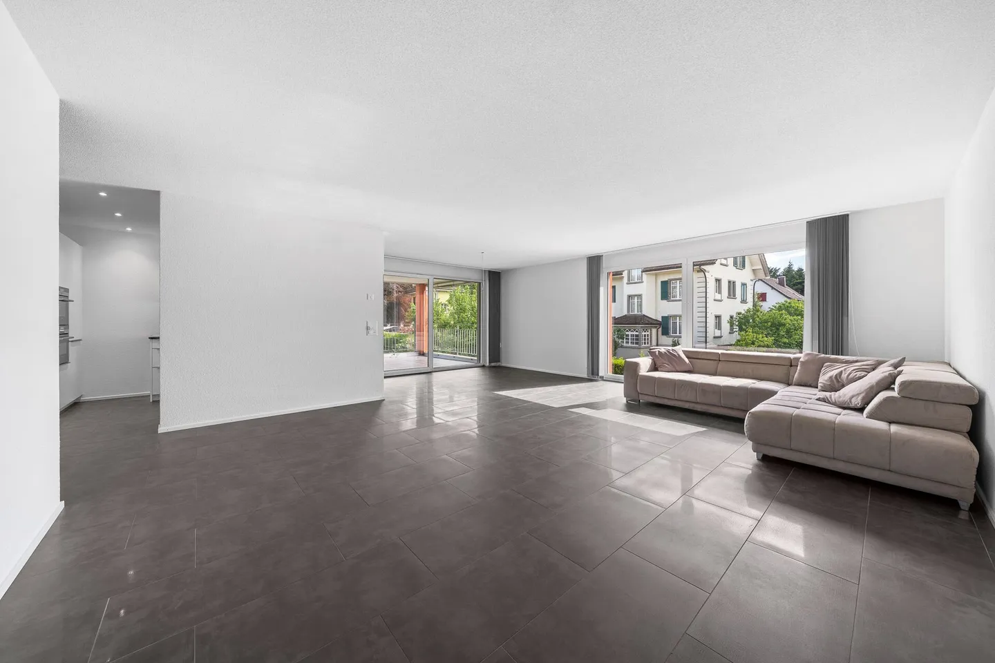 Modern and spacious 4.5 room apartment in a central location - Photo 1 of 10