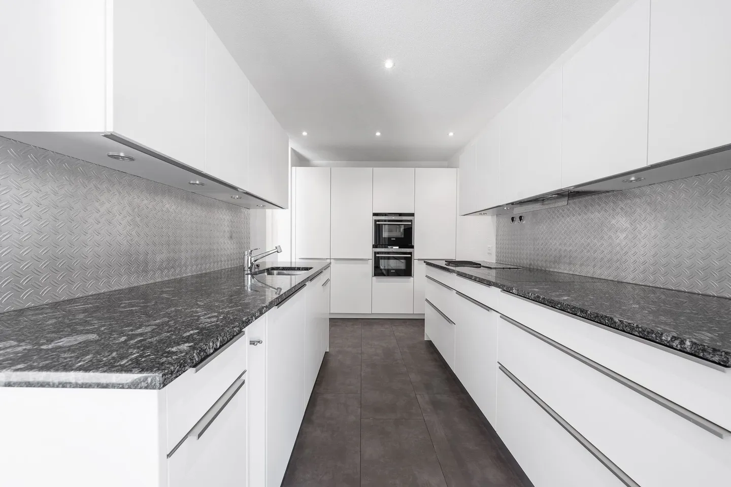 Modern and spacious 4.5 room apartment in a central location - Photo 2 of 10