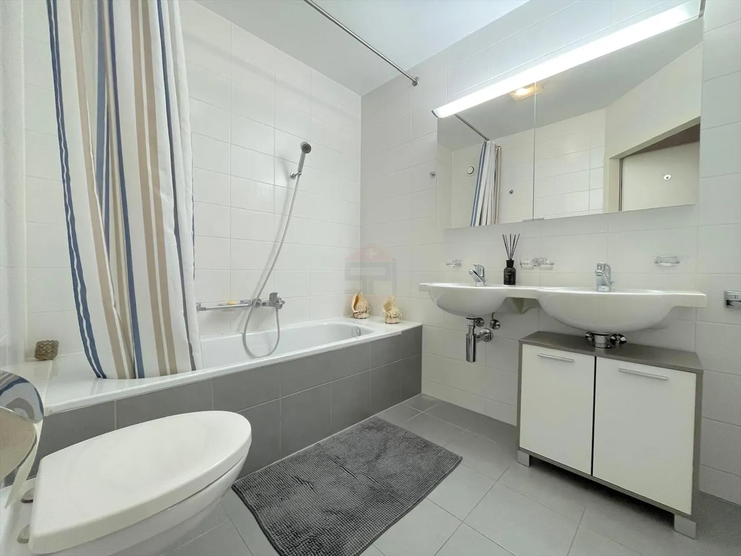 APPARTAMENTO ELEVATO DI 4 CAMERE CON TERRAZZA IN UNA POSIZIONE TRANQUILLA A VERNIER - Foto 5 di 7