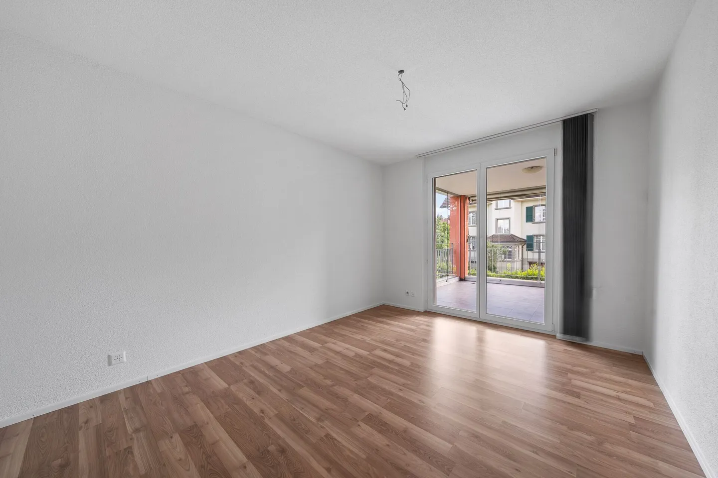 Modern and spacious 4.5 room apartment in a central location - Photo 3 of 10