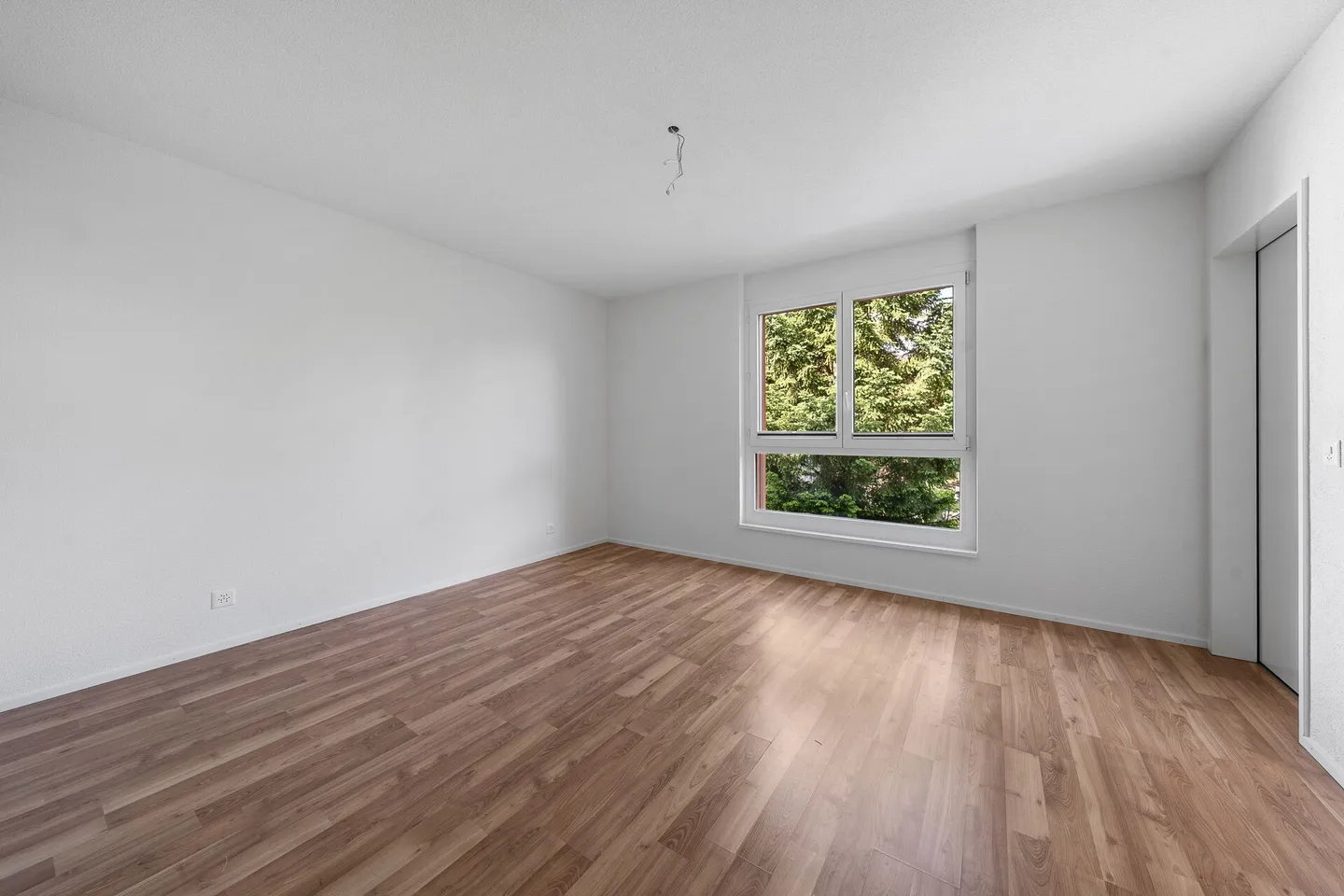 Modern and spacious 4.5 room apartment in a central location - Photo 5 of 10